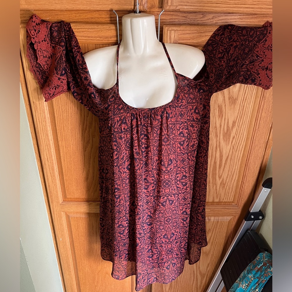 Xhilaration Elegant Red Patterned Women's Summer Dress. Cold Shoulder